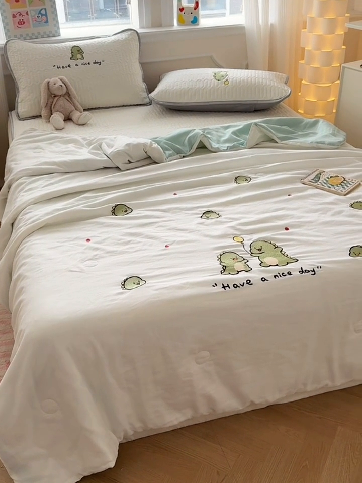 91家纺网 家纺一手货源 找家纺 慕尚家纺 2025刺绣款乳胶凉席水洗棉夏被三件套四件套 恐龙宝宝