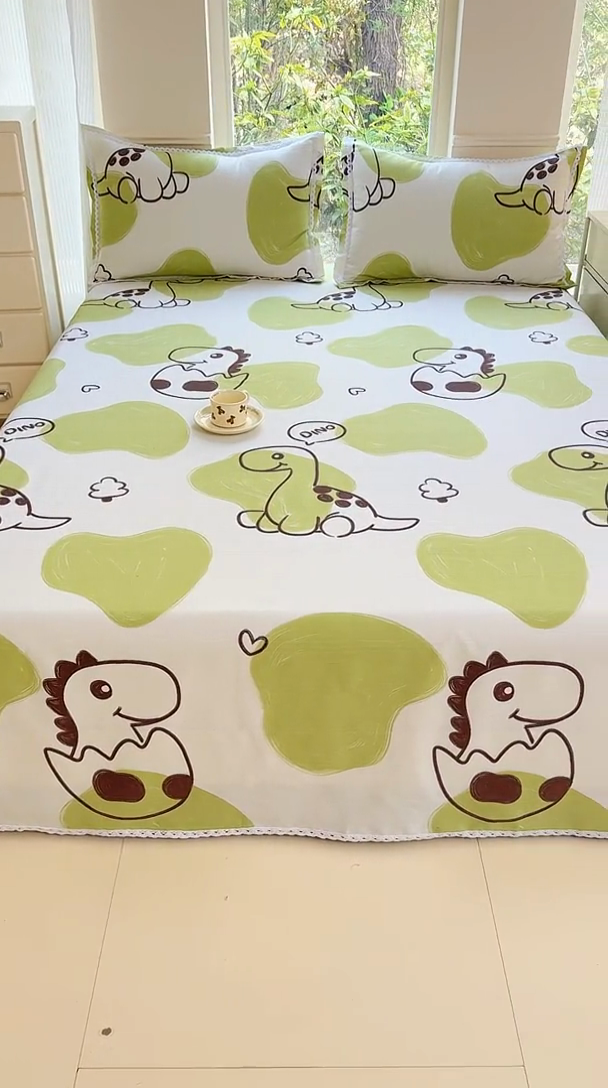 91家纺网 家纺一手货源 找家纺 宜家坊 2025新款春夏原棉鱼骨棉老粗布花边印花床单软凉席三件套 绿影萌龙