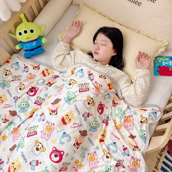 91家纺网 家纺一手货源 找家纺 星期八 2025新款婴儿裸睡级冰丝毯迪斯尼凉感毯 总动员