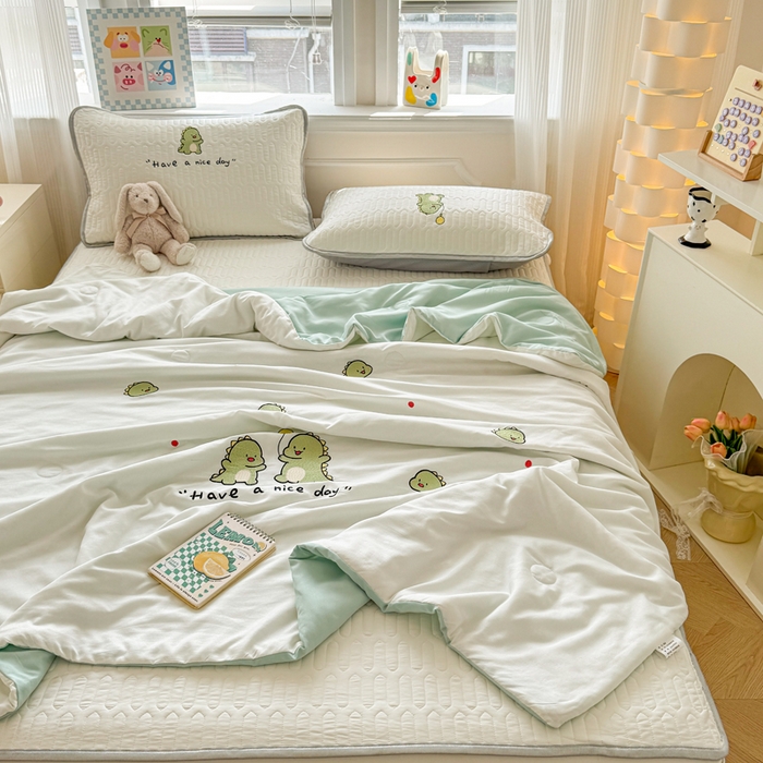 91家纺网 家纺一手货源 找家纺 慕尚家纺 2025刺绣款乳胶凉席水洗棉夏被三件套四件套 恐龙宝宝