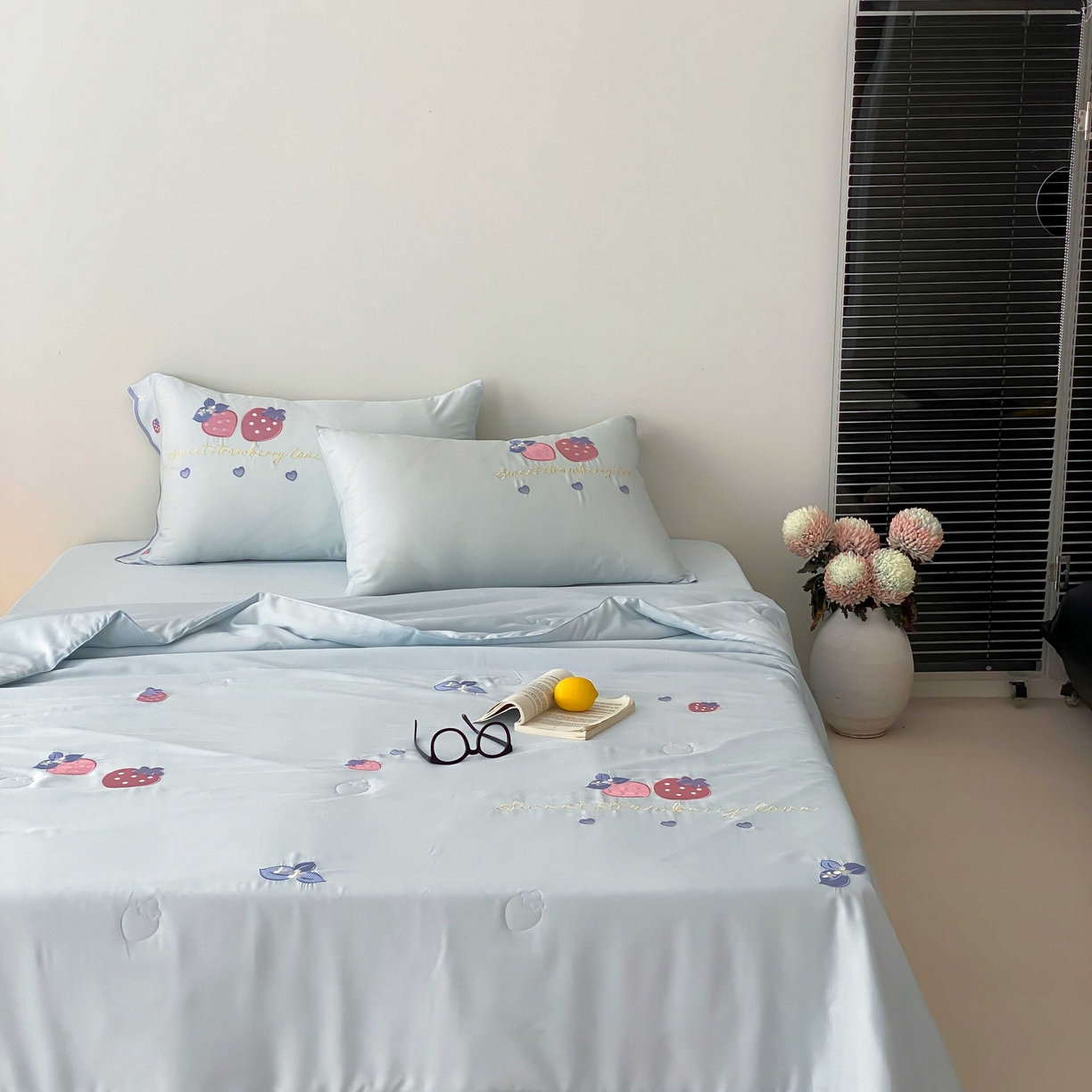 91家纺网 家纺一手货源 找家纺 曼布缇 2025新款A类100S兰精天丝夏被款-草莓物语 草莓物语-奶油蓝