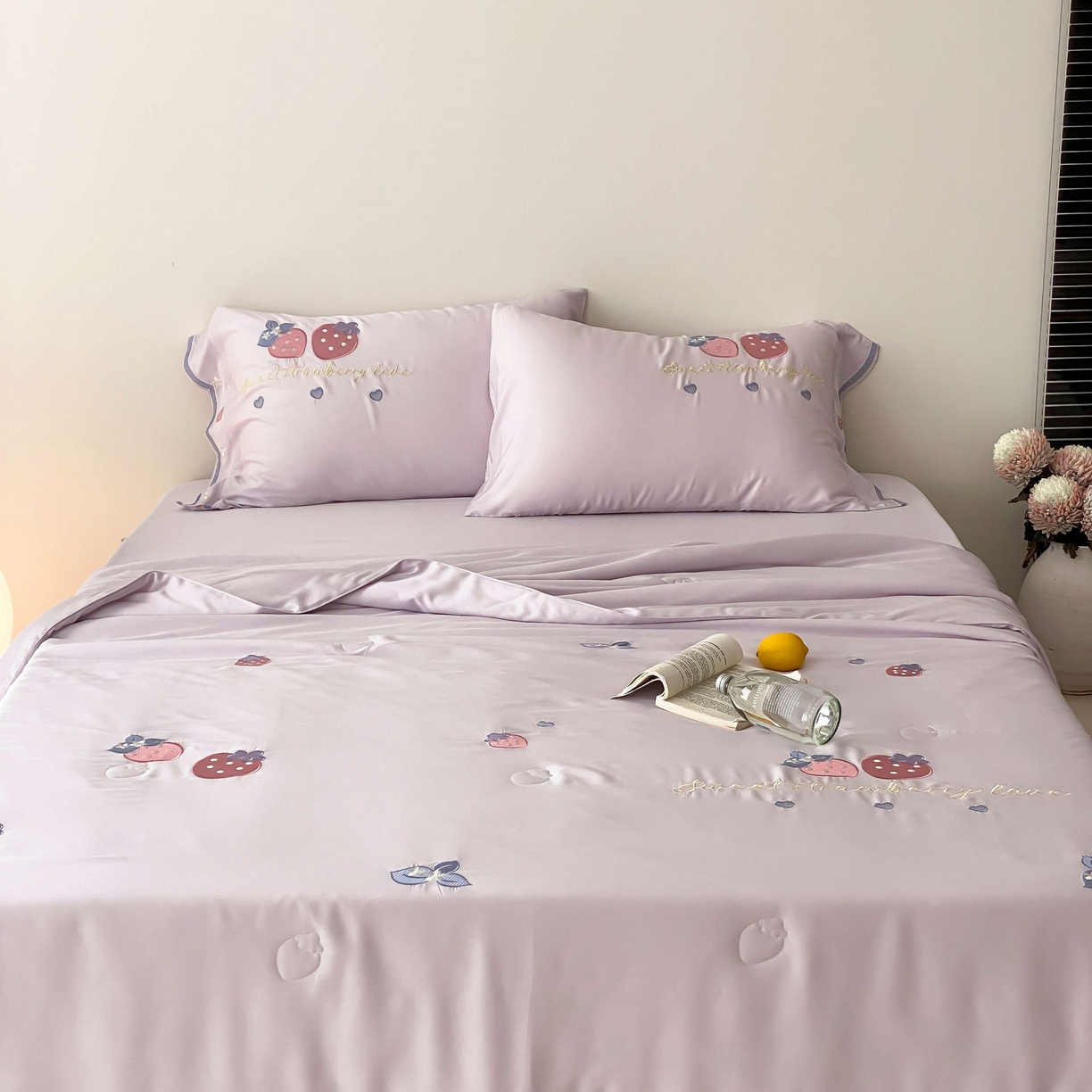 91家纺网 家纺一手货源 找家纺 曼布缇 2025新款A类100S兰精天丝夏被款-草莓物语 草莓物语-丁香小溪