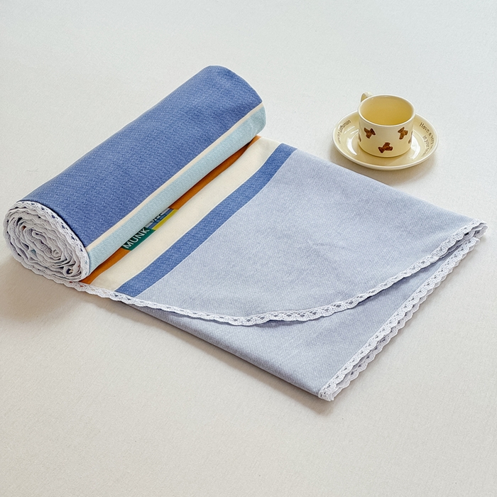 91家纺网 家纺一手货源 找家纺 宜家坊 2025新款春夏原棉鱼骨棉老粗布花边印花床单软凉席三件套 简彩条纹