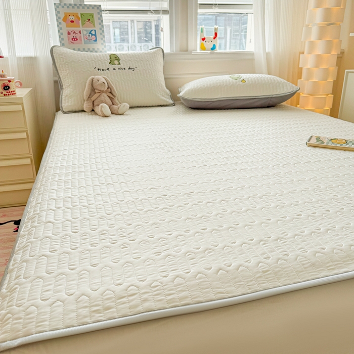 91家纺网 家纺一手货源 找家纺 慕尚家纺 2025刺绣款乳胶凉席水洗棉夏被三件套四件套 恐龙宝宝