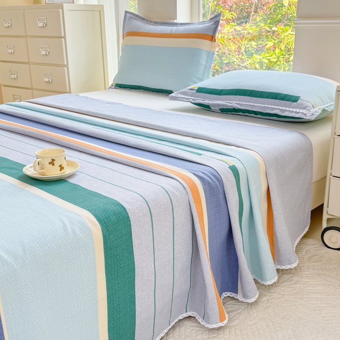 91家纺网 家纺一手货源 找家纺 宜家坊 2025新款春夏原棉鱼骨棉老粗布花边印花床单软凉席三件套 简彩条纹