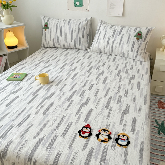 91家纺网 家纺一手货源 找家纺 如意朵 2025全棉老粗布刺绣床单系列 小企鹅