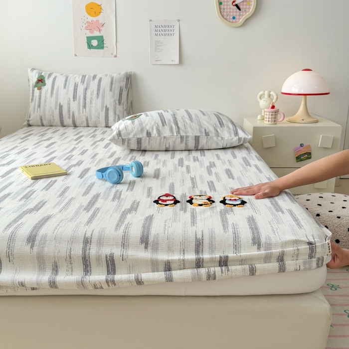 91家纺网 家纺一手货源 找家纺 如意朵 2025全棉老粗布刺绣床笠系列 小企鹅