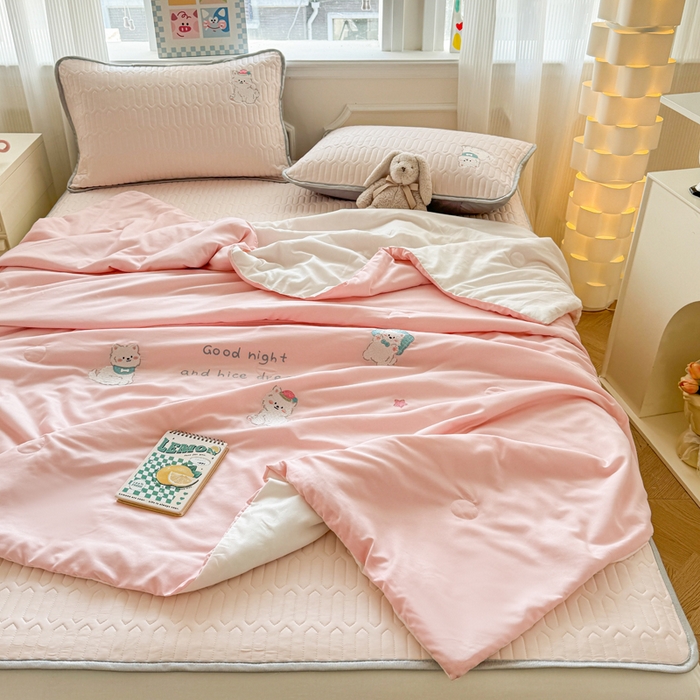 91家纺网 家纺一手货源 找家纺 慕尚家纺 2025刺绣款乳胶凉席水洗棉夏被三件套四件套 粉黛猫