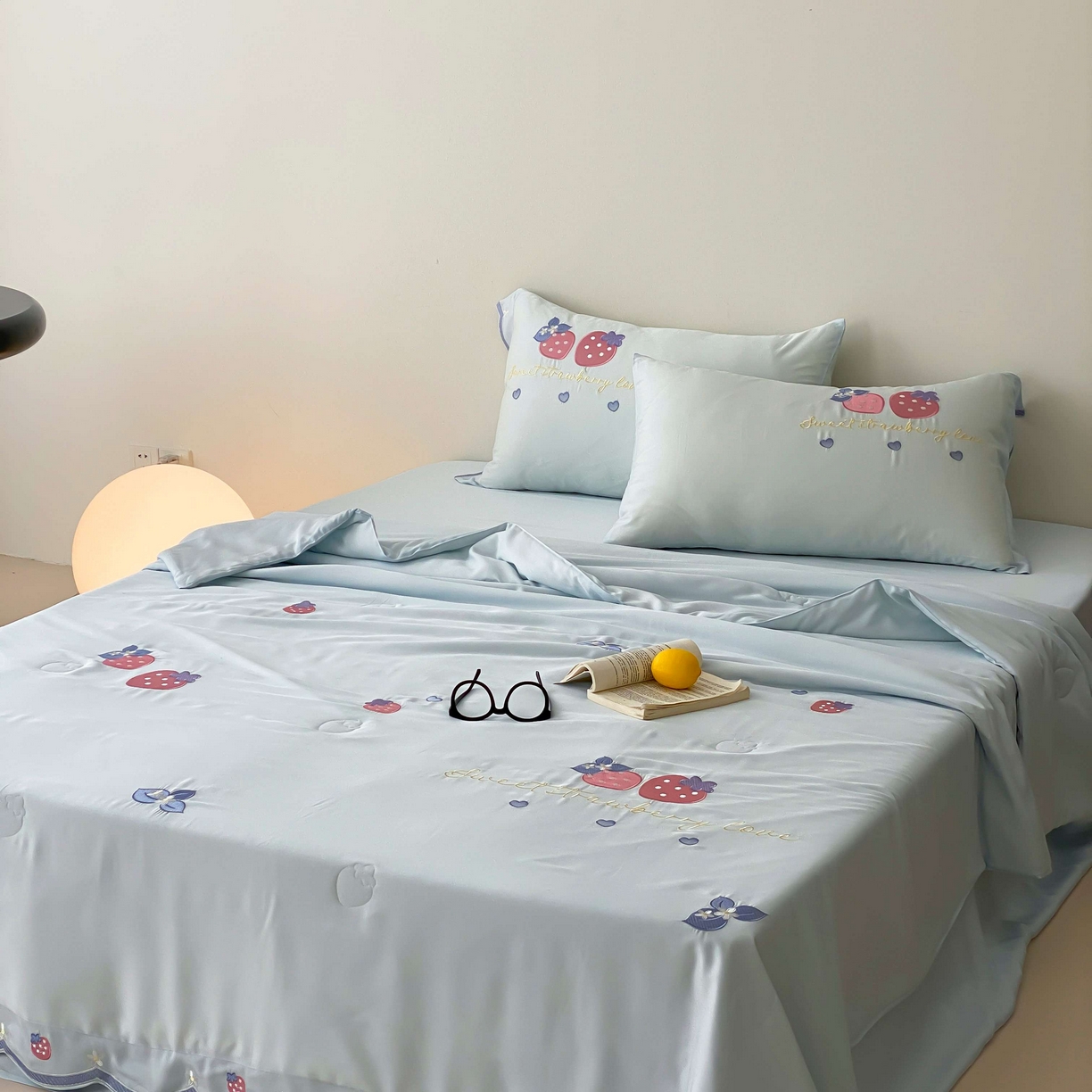 91家纺网 家纺一手货源 找家纺 曼布缇 2025新款A类100S兰精天丝夏被款-草莓物语 草莓物语-奶油蓝