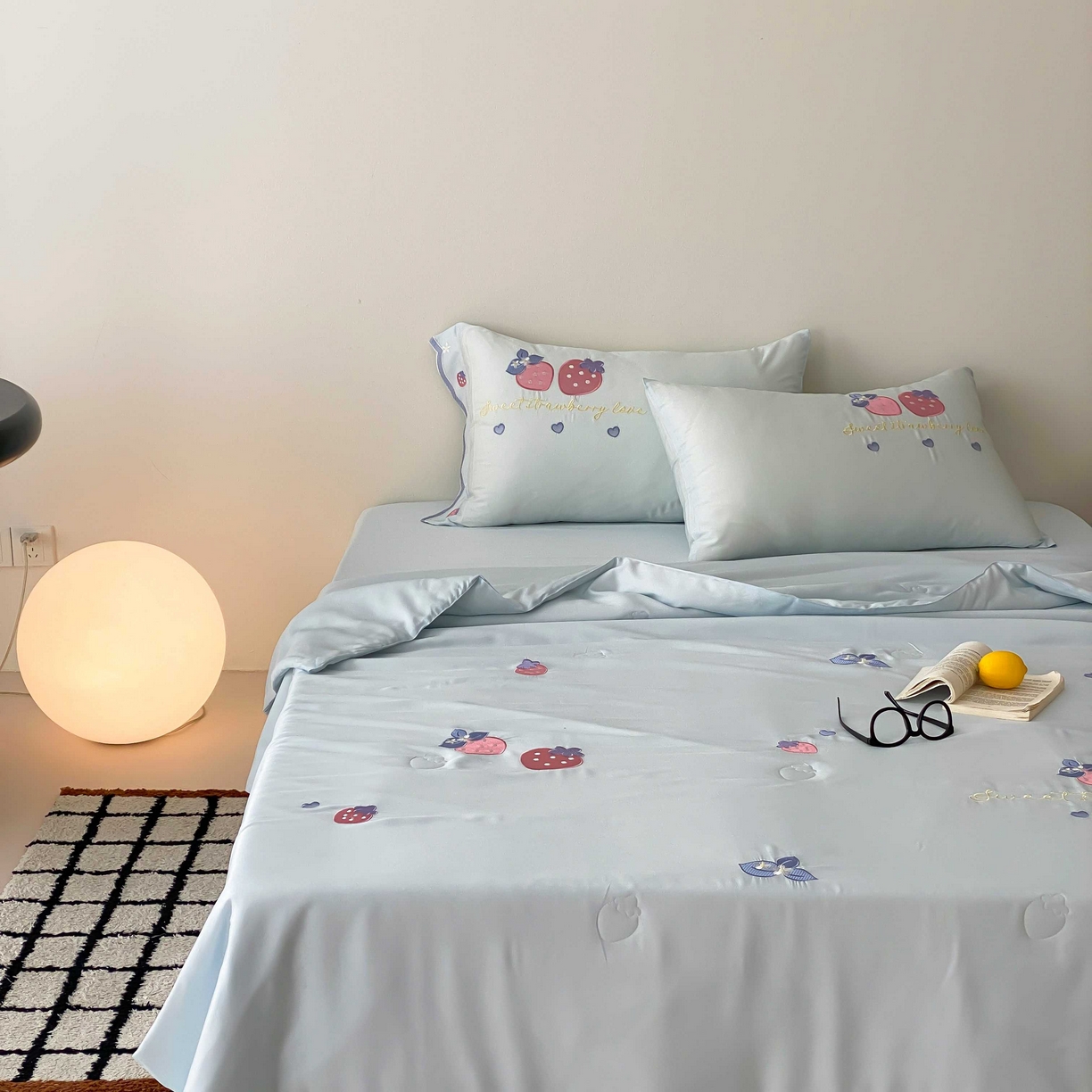 91家纺网 家纺一手货源 找家纺 曼布缇 2025新款A类100S兰精天丝夏被款-草莓物语 草莓物语-奶油蓝