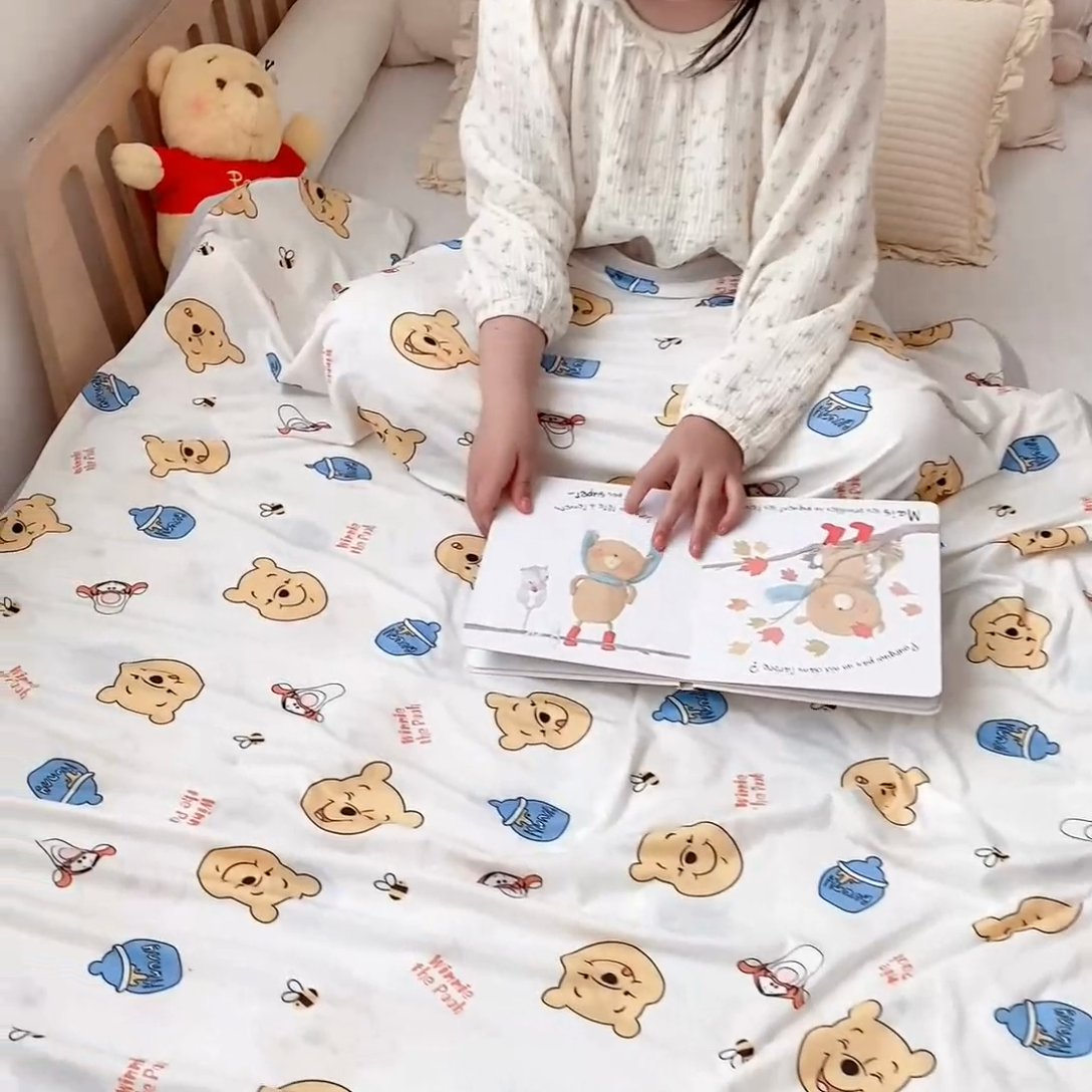 91家纺网 家纺一手货源 找家纺 星期八 2025新款婴儿裸睡级冰丝毯迪斯尼凉感毯 小熊维尼