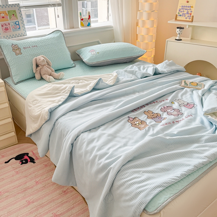 91家纺网 家纺一手货源 找家纺 慕尚家纺 2025刺绣款乳胶凉席水洗棉夏被三件套四件套 安妮兔
