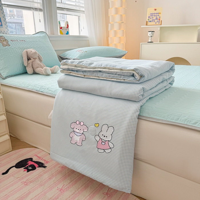 91家纺网 家纺一手货源 找家纺 慕尚家纺 2025刺绣款乳胶凉席水洗棉夏被三件套四件套 安妮兔