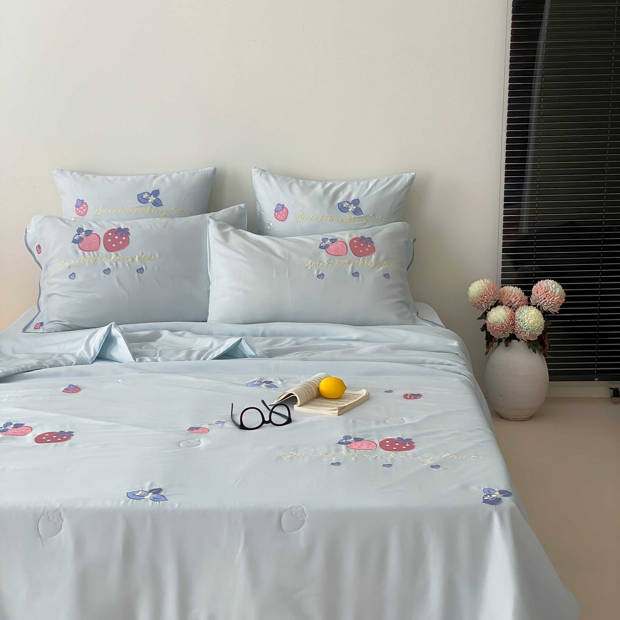 91家纺网 家纺一手货源 找家纺 曼布缇 2025新款A类100S兰精天丝夏被款-草莓物语 草莓物语-奶油蓝