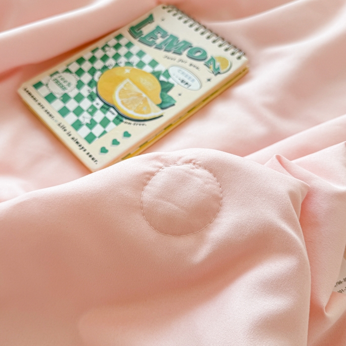 91家纺网 家纺一手货源 找家纺 慕尚家纺 2025刺绣款乳胶凉席水洗棉夏被三件套四件套 粉黛猫