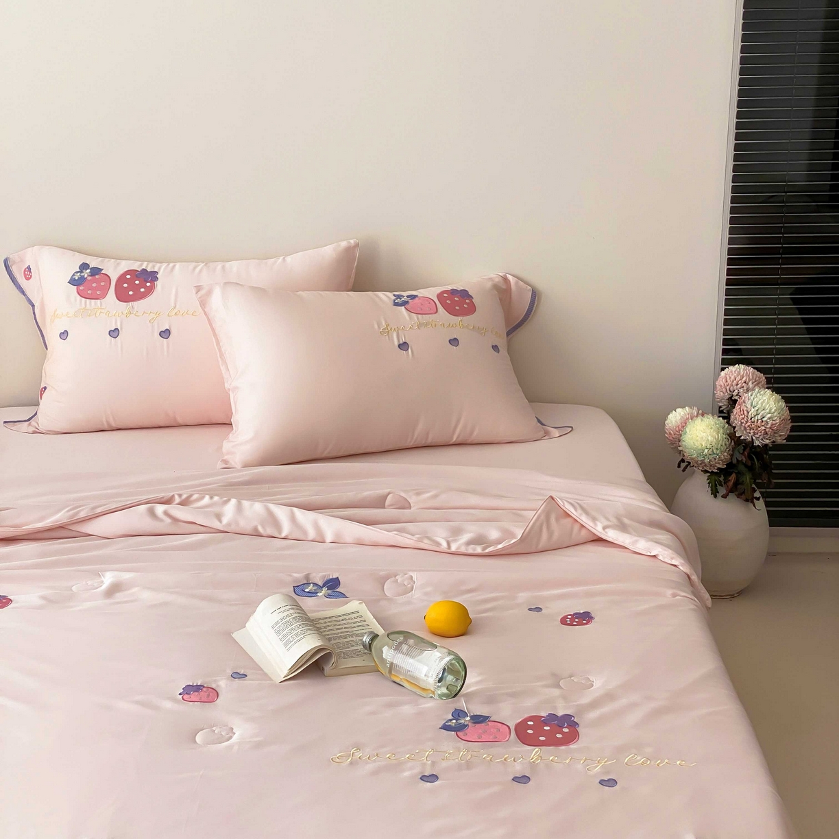 91家纺网 家纺一手货源 找家纺 曼布缇 2025新款A类100S兰精天丝夏被款-草莓物语 草莓物语-甜杏粉