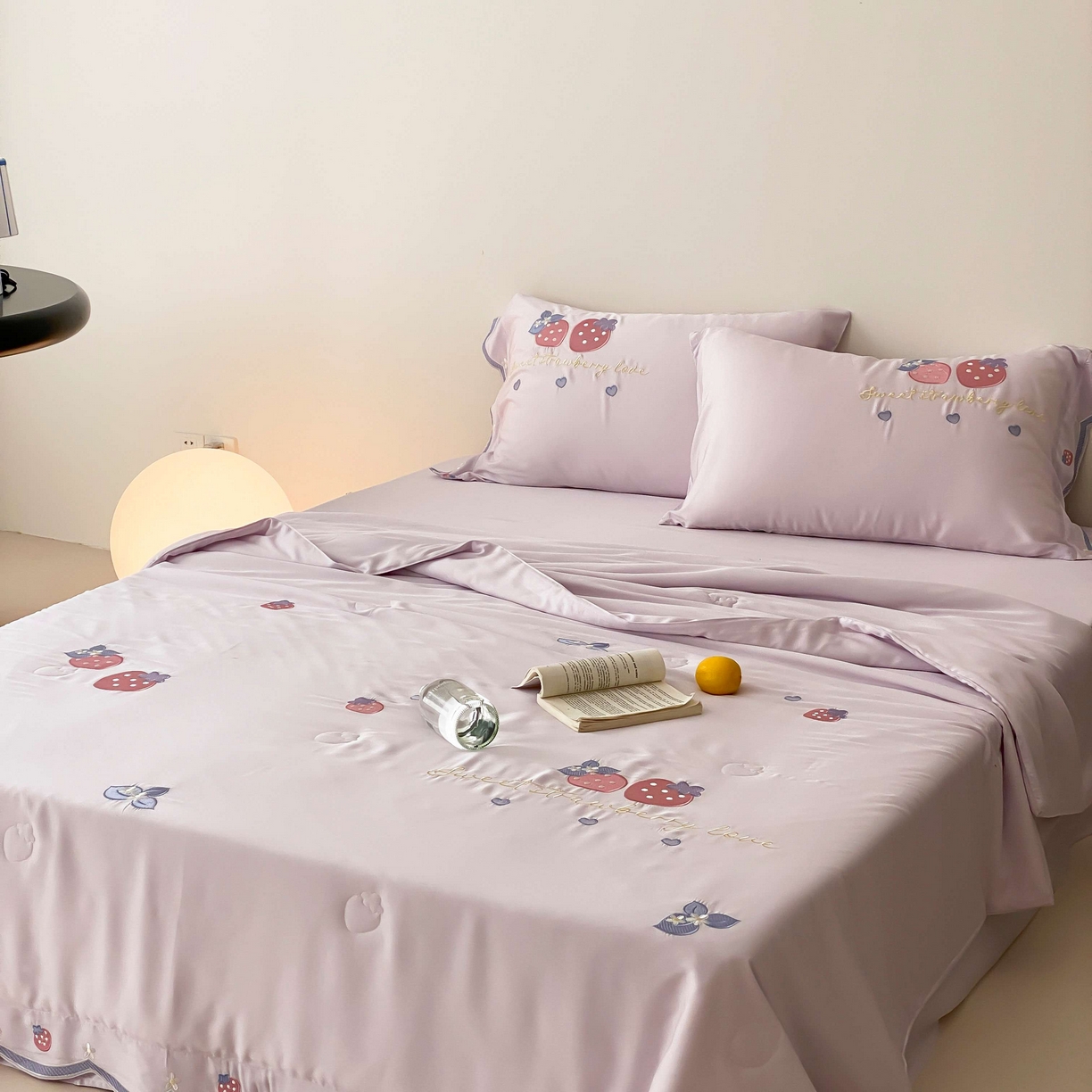 91家纺网 家纺一手货源 找家纺 曼布缇 2025新款A类100S兰精天丝夏被款-草莓物语 草莓物语-丁香小溪