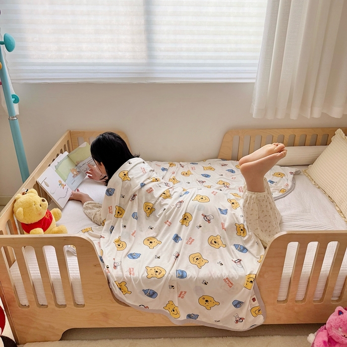 91家纺网 家纺一手货源 找家纺 星期八 2025新款婴儿裸睡级冰丝毯迪斯尼凉感毯 小熊维尼