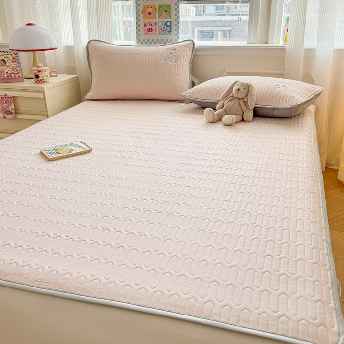 91家纺网 家纺一手货源 找家纺 慕尚家纺 2025刺绣款乳胶凉席水洗棉夏被三件套四件套 粉黛猫