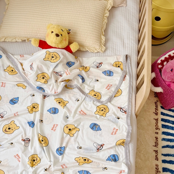 91家纺网 家纺一手货源 找家纺 星期八 2025新款婴儿裸睡级冰丝毯迪斯尼凉感毯 小熊维尼