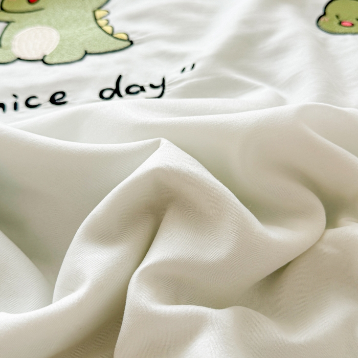 91家纺网 家纺一手货源 找家纺 慕尚家纺 2025刺绣款乳胶凉席水洗棉夏被三件套四件套 恐龙宝宝