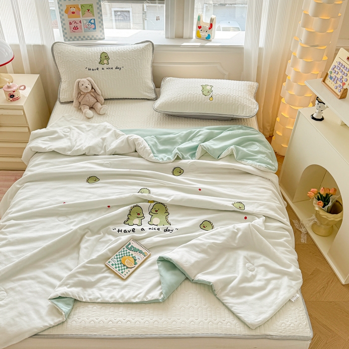 91家纺网 家纺一手货源 找家纺 慕尚家纺 2025刺绣款乳胶凉席水洗棉夏被三件套四件套 恐龙宝宝