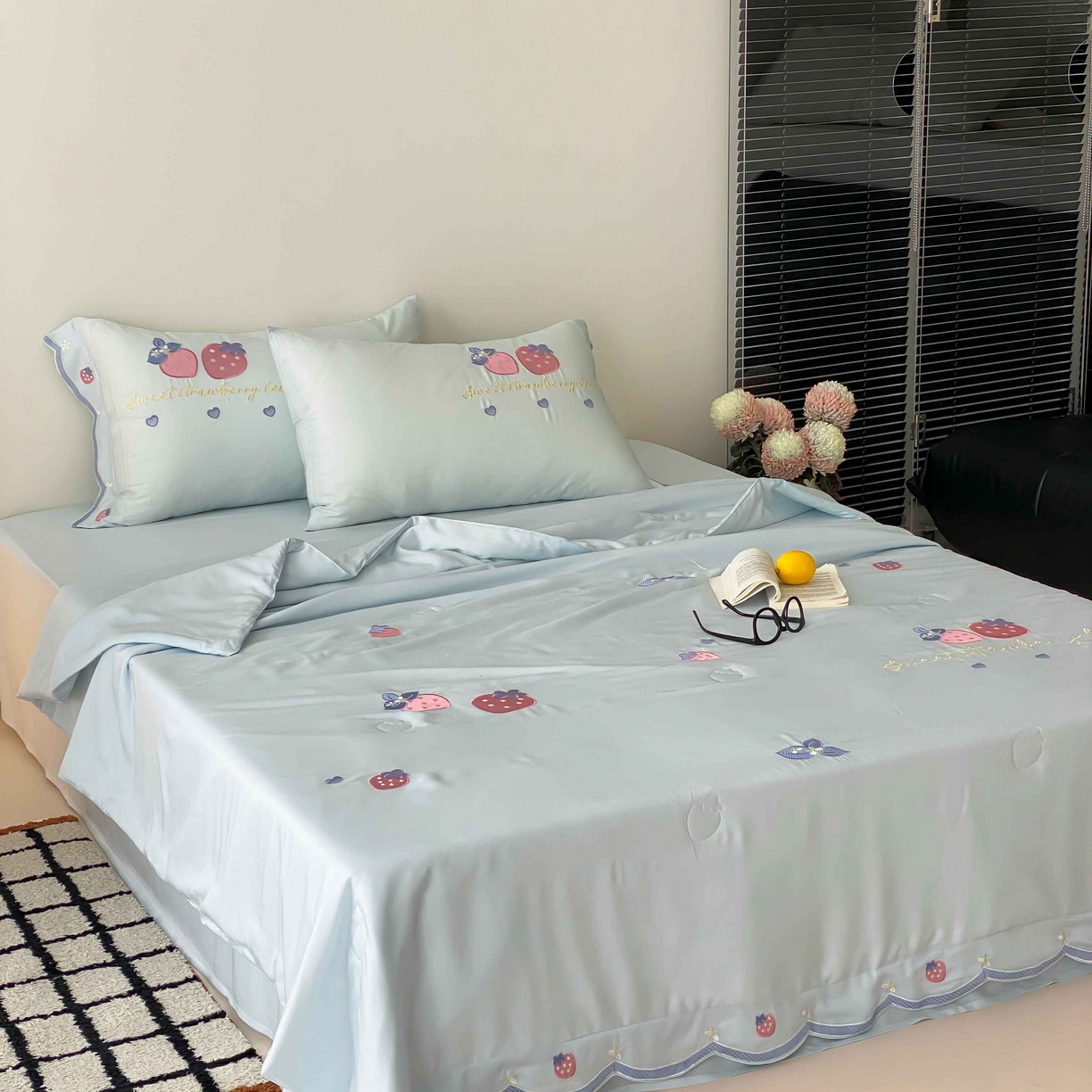 91家纺网 家纺一手货源 找家纺 曼布缇 2025新款A类100S兰精天丝夏被款-草莓物语 草莓物语-奶油蓝