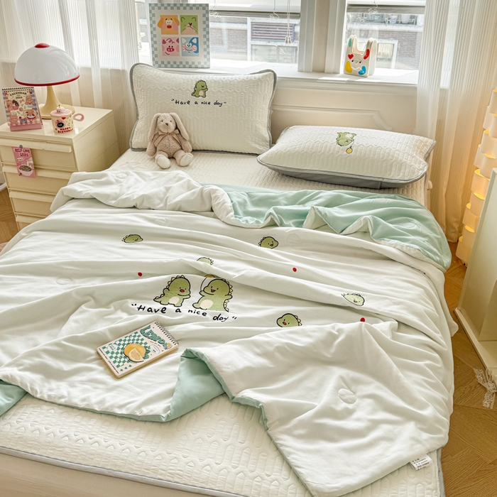 91家纺网 家纺一手货源 找家纺 慕尚家纺 2025刺绣款乳胶凉席水洗棉夏被三件套四件套 恐龙宝宝