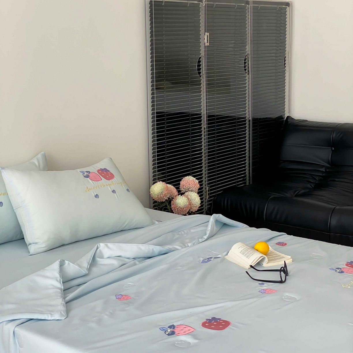 91家纺网 家纺一手货源 找家纺 曼布缇 2025新款A类100S兰精天丝夏被款-草莓物语 草莓物语-奶油蓝