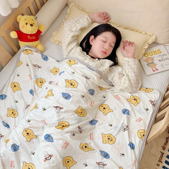 91家纺网 家纺一手货源 找家纺 星期八 2025新款婴儿裸睡级冰丝毯迪斯尼凉感毯 小熊维尼