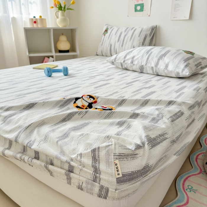 91家纺网 家纺一手货源 找家纺 如意朵 2025全棉老粗布刺绣床笠系列 小企鹅