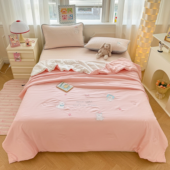 91家纺网 家纺一手货源 找家纺 慕尚家纺 2025刺绣款乳胶凉席水洗棉夏被三件套四件套 粉黛猫