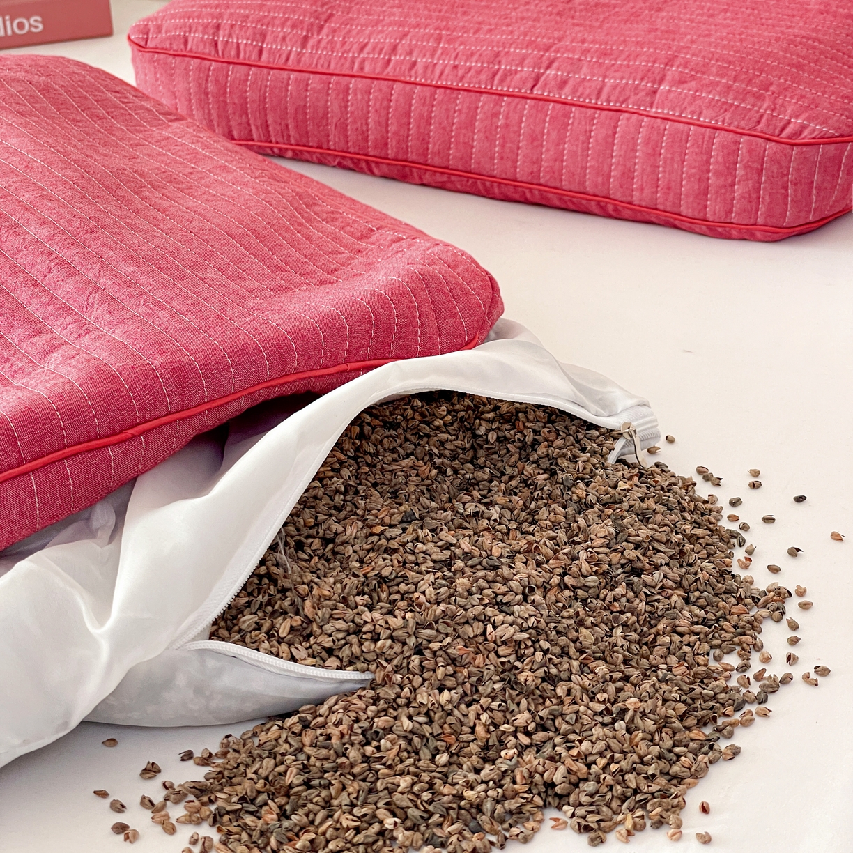 91家纺网 家纺一手货源 找家纺 卓昌枕芯 2025新款韩式磨毛水洗棉面包荞麦枕头枕芯 朱砂红-水洗棉荞麦枕