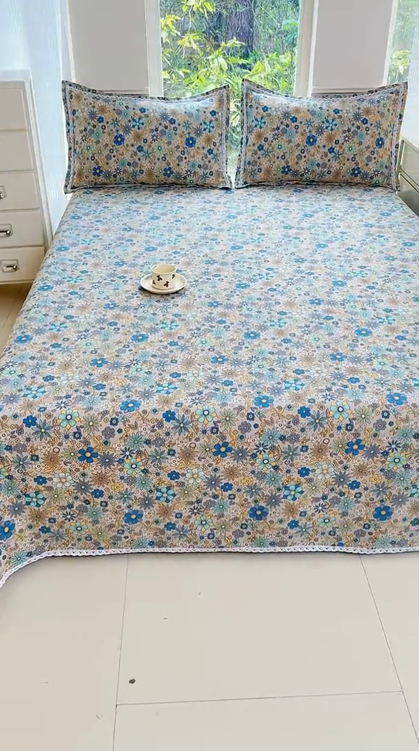 91家纺网 家纺一手货源 找家纺 宜家坊 2025新款春夏原棉鱼骨棉老粗布花边印花床单软凉席三件套 陌上花吟