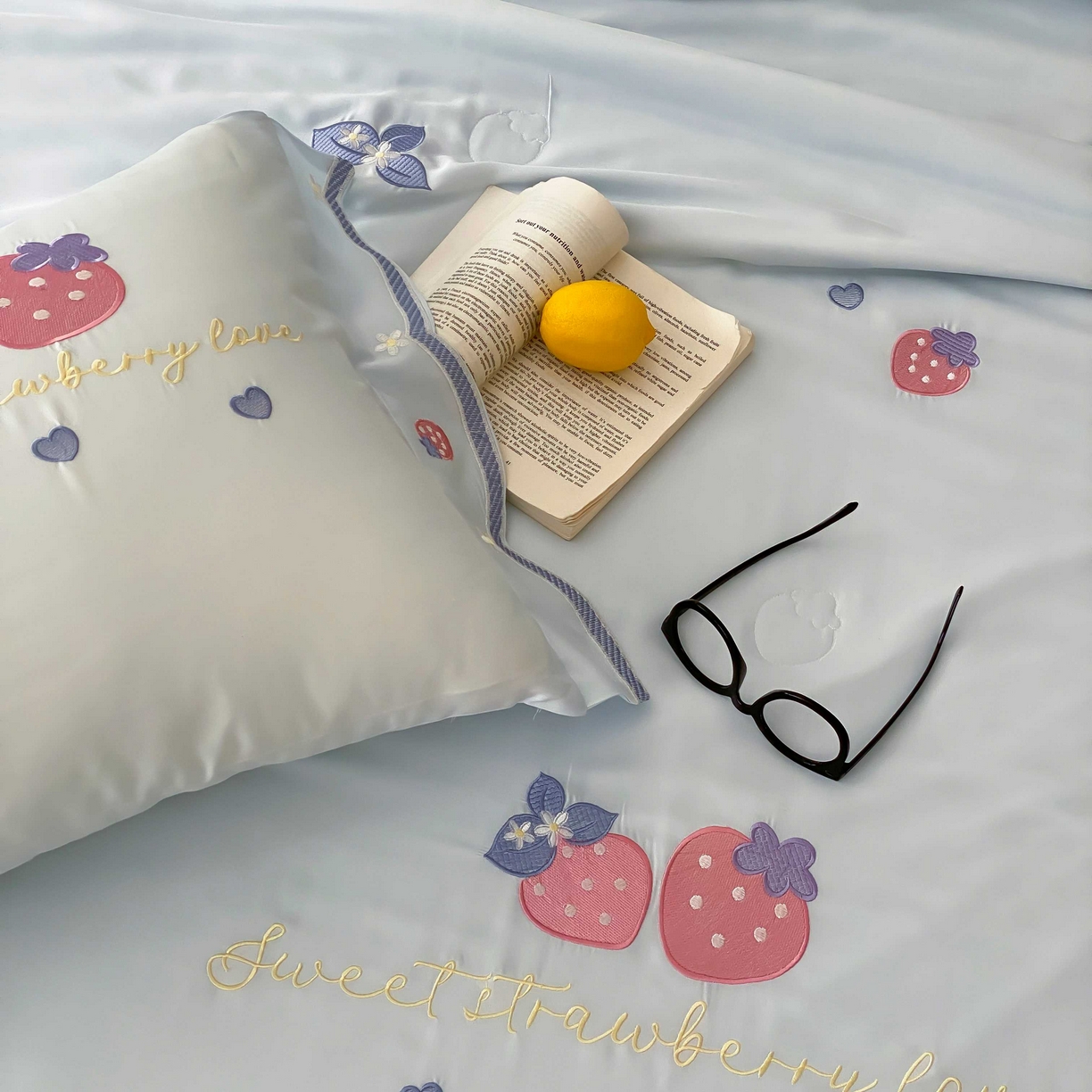 91家纺网 家纺一手货源 找家纺 曼布缇 2025新款A类100S兰精天丝夏被款-草莓物语 草莓物语-奶油蓝