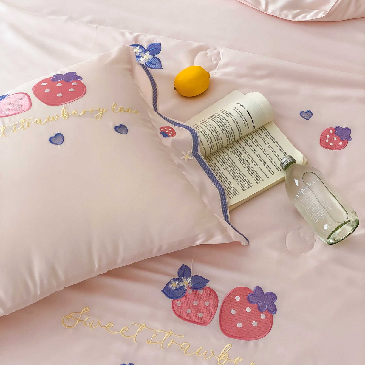 91家纺网 家纺一手货源 找家纺 曼布缇 2025新款A类100S兰精天丝夏被款-草莓物语 草莓物语-甜杏粉