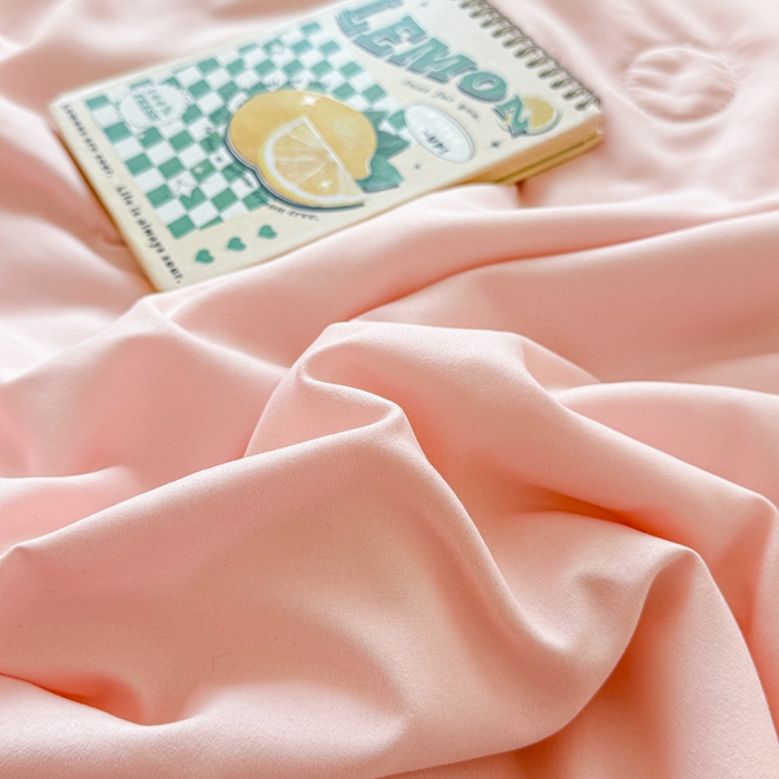 91家纺网 家纺一手货源 找家纺 慕尚家纺 2025刺绣款乳胶凉席水洗棉夏被三件套四件套 粉黛猫