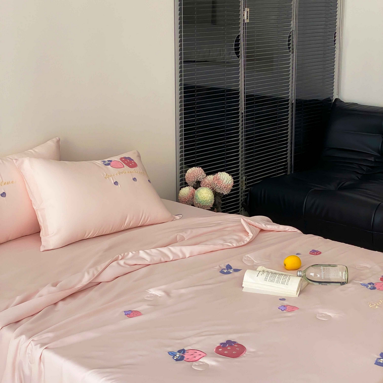 91家纺网 家纺一手货源 找家纺 曼布缇 2025新款A类100S兰精天丝夏被款-草莓物语 草莓物语-甜杏粉