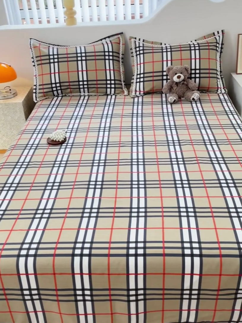 91家纺网 家纺一手货源 找家纺 宜家坊 2025新款春夏原棉鱼骨棉老粗布花边印花床单软凉席三件套 英伦时尚