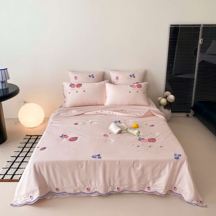 91家纺网 家纺一手货源 找家纺 （总）曼布缇 2025新款A类100S兰精天丝夏被款-草莓物语