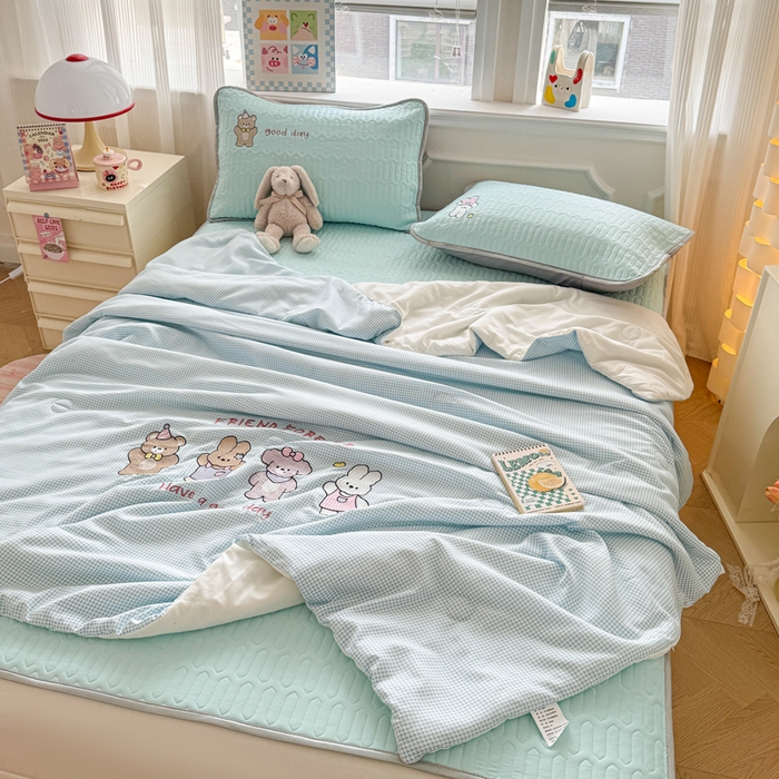 91家纺网 家纺一手货源 找家纺 慕尚家纺 2025刺绣款乳胶凉席水洗棉夏被三件套四件套 安妮兔