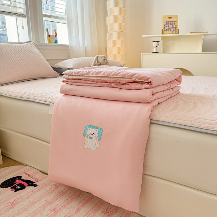 91家纺网 家纺一手货源 找家纺 慕尚家纺 2025刺绣款乳胶凉席水洗棉夏被三件套四件套 粉黛猫