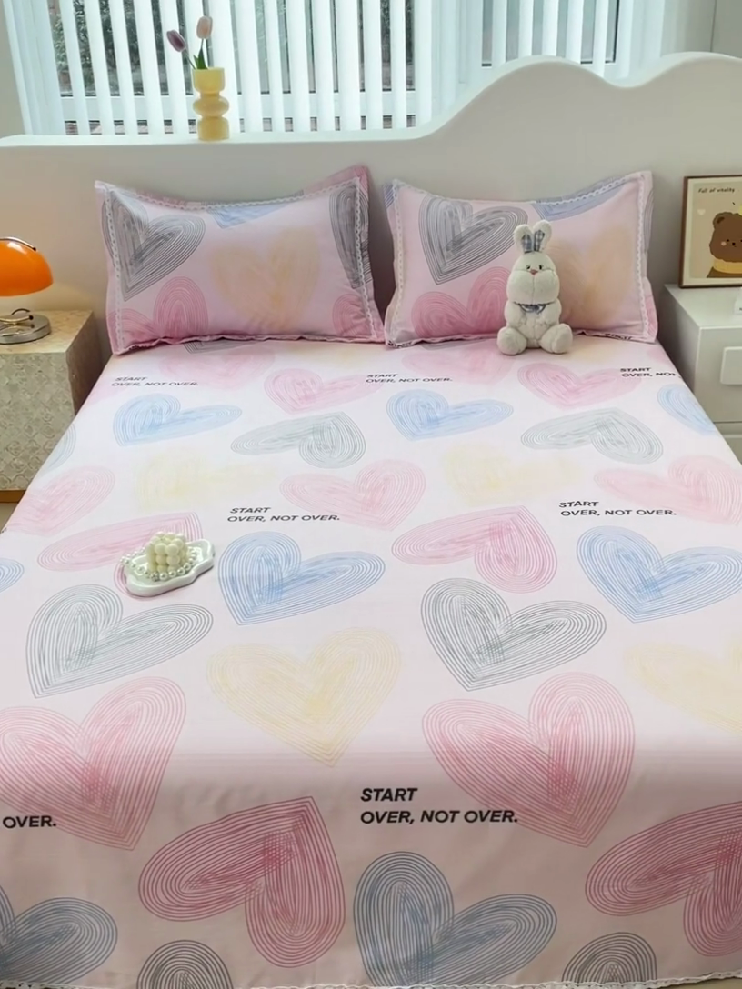 91家纺网 家纺一手货源 找家纺 宜家坊 2025新款春夏原棉鱼骨棉老粗布花边印花床单软凉席三件套 心动-粉