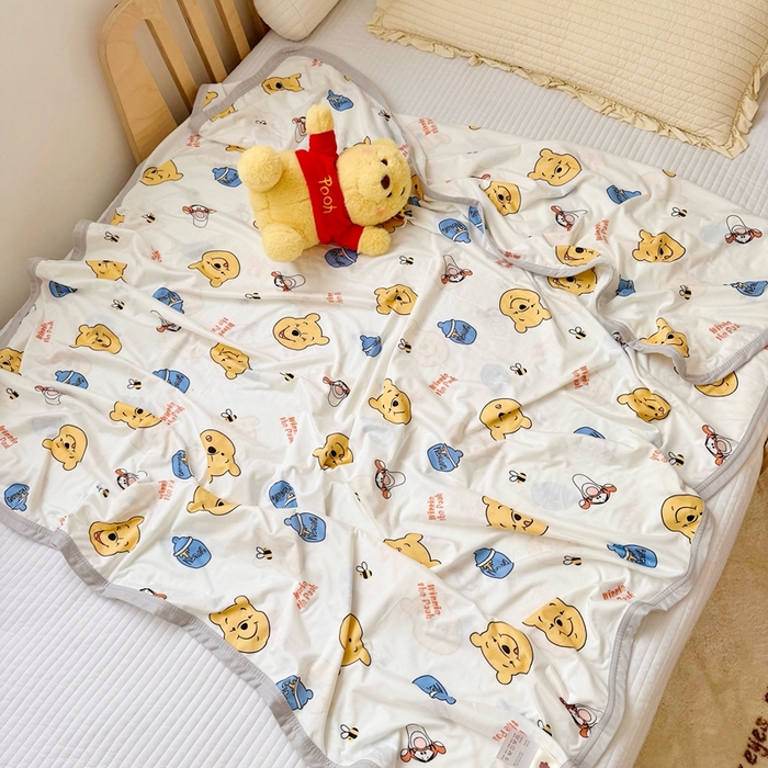 91家纺网 家纺一手货源 找家纺 星期八 2025新款婴儿裸睡级冰丝毯迪斯尼凉感毯 小熊维尼