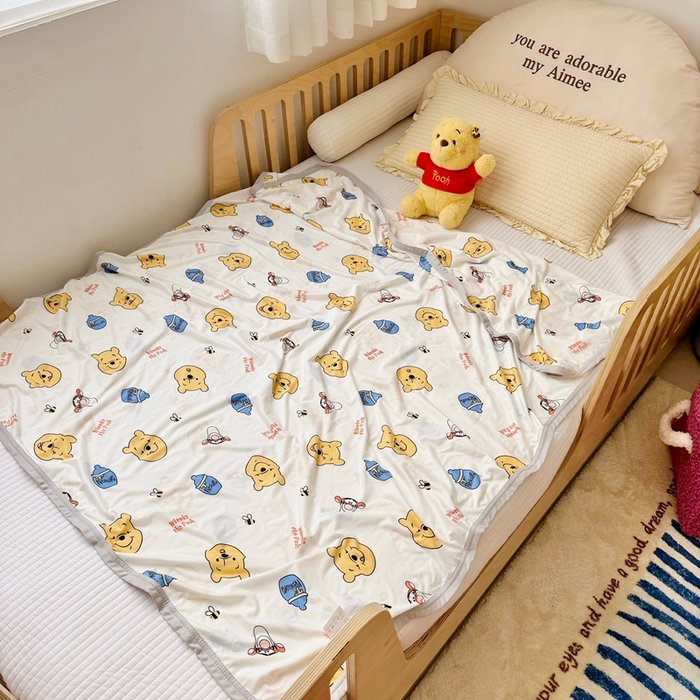 91家纺网 家纺一手货源 找家纺 星期八 2025新款婴儿裸睡级冰丝毯迪斯尼凉感毯 小熊维尼