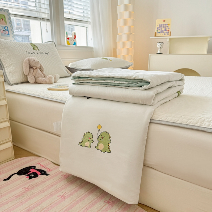 91家纺网 家纺一手货源 找家纺 慕尚家纺 2025刺绣款乳胶凉席水洗棉夏被三件套四件套 恐龙宝宝