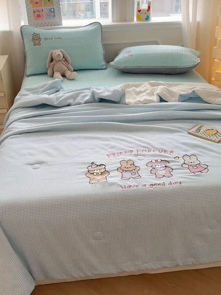 91家纺网 家纺一手货源 找家纺 慕尚家纺 2025刺绣款乳胶凉席水洗棉夏被三件套四件套 安妮兔