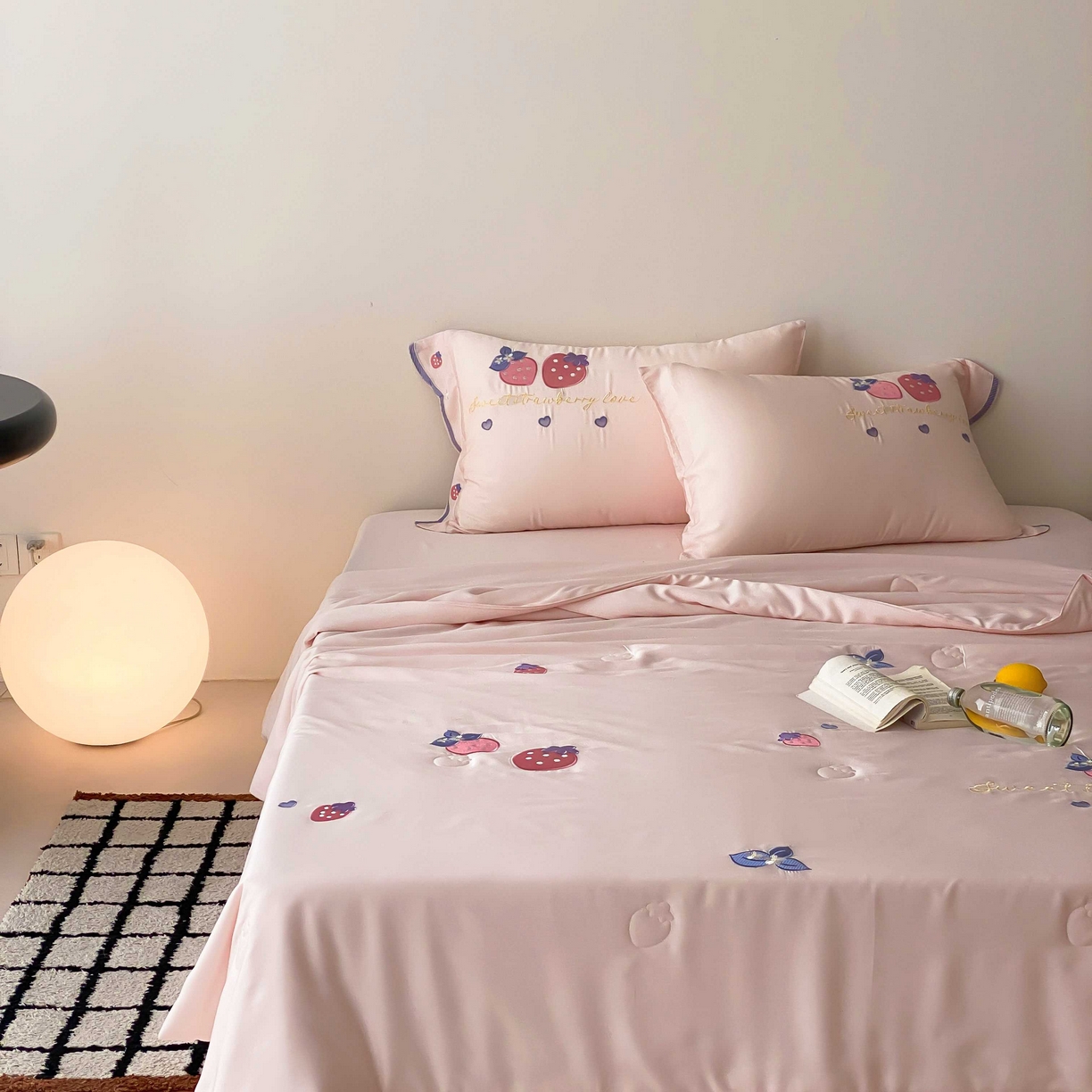 91家纺网 家纺一手货源 找家纺 曼布缇 2025新款A类100S兰精天丝夏被款-草莓物语 草莓物语-甜杏粉