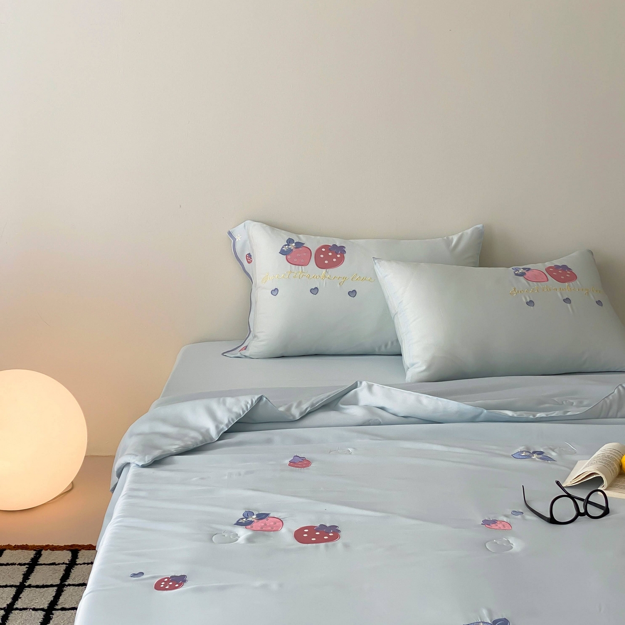 91家纺网 家纺一手货源 找家纺 曼布缇 2025新款A类100S兰精天丝夏被款-草莓物语 草莓物语-奶油蓝