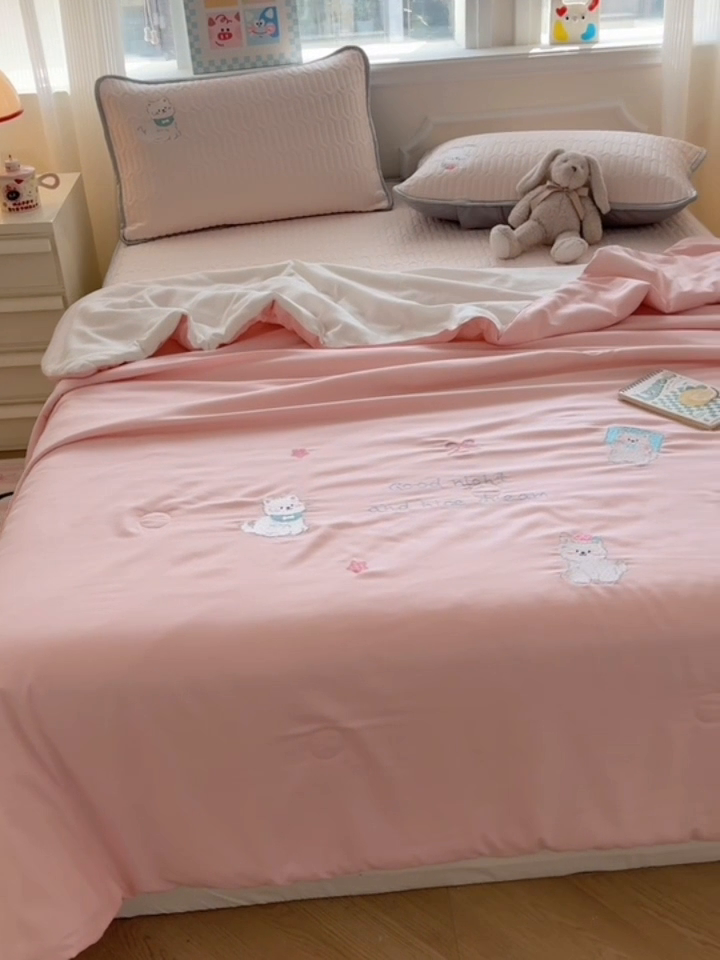 91家纺网 家纺一手货源 找家纺 慕尚家纺 2025刺绣款乳胶凉席水洗棉夏被三件套四件套 粉黛猫